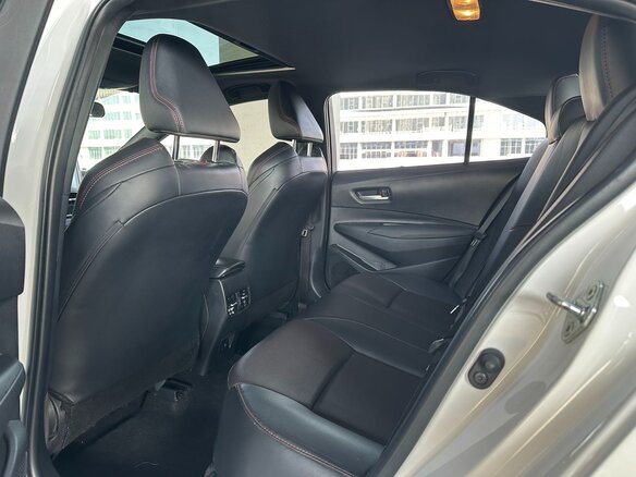 2025 Toyota Corolla Sporty XII (E210) Рестайлинг, белый - вид 8
