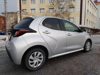 2021 Toyota Yaris IV, серебристый, 1450000 рублей, вид 5