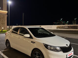 2015 Kia Rio III Рестайлинг, белый, 930000 рублей, вид 3