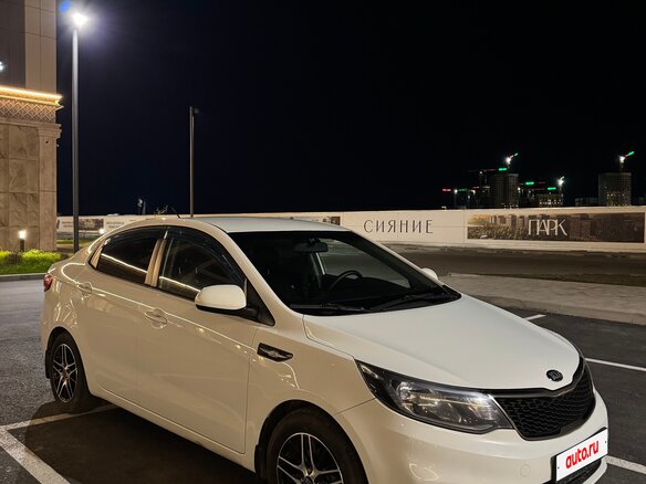 2015 Kia Rio III Рестайлинг, белый, 930000 рублей - вид 2
