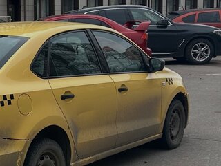 2018 Volkswagen Polo V Рестайлинг, жёлтый, 500000 рублей, вид 1
