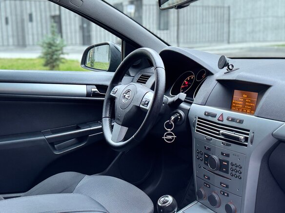 2010 Opel Astra GTC H Рестайлинг, чёрный, 590000 рублей - вид 11