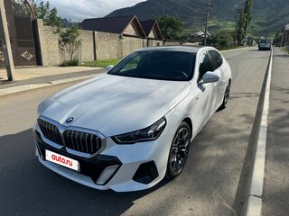 2024 BMW 5 серии 530i VIII (G60/G61/G68), белый, 7000000 рублей, вид 1