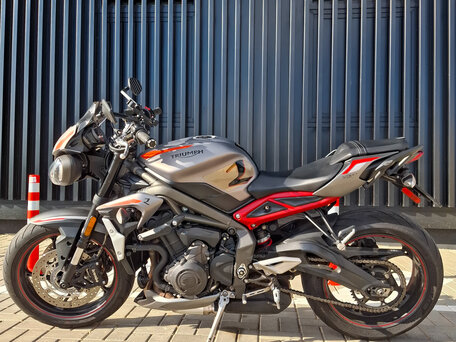 2020 Triumph Street Triple, серый, 800000 рублей, вид 2