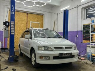 1998 Mitsubishi Chariot Grandis III, белый, 580000 рублей, вид 4