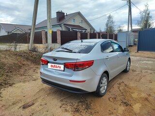 2015 Kia Rio III Рестайлинг, серебристый, 740000 рублей, вид 3