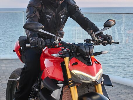 2020 Ducati Streetfighter V4, красный, 1950000 рублей, вид 4