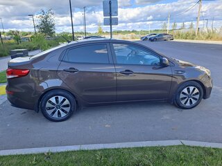 2015 Kia Rio III Рестайлинг, коричневый, 810000 рублей, вид 3