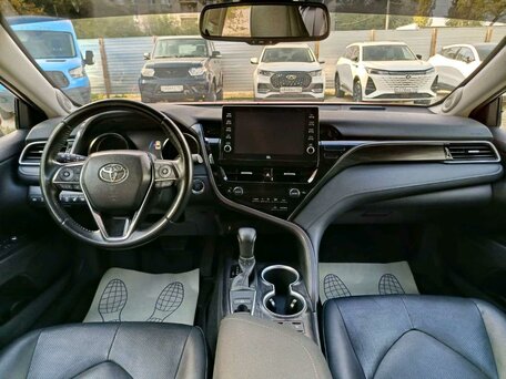 2021 Toyota Camry VIII (XV70) Рестайлинг, красный, 3010000 рублей, вид 5