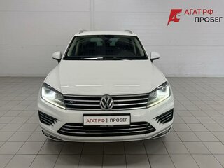 2017 Volkswagen Touareg II Рестайлинг, белый, 3130000 рублей, вид 2