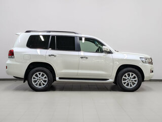 2017 Toyota Land Cruiser 200 Series Рестайлинг 2, белый, 8300000 рублей, вид 4