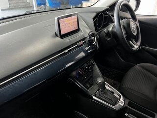 2017 Mazda Demio IV (DJ), серебристый, 1000000 рублей, вид 4