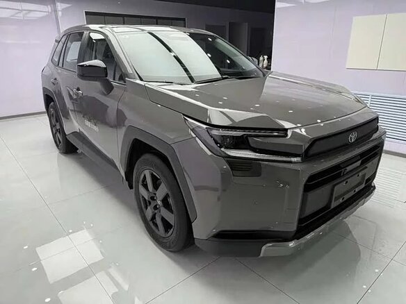 2026 Toyota RAV4 V (XA50), серый, 4794000 рублей - вид 2