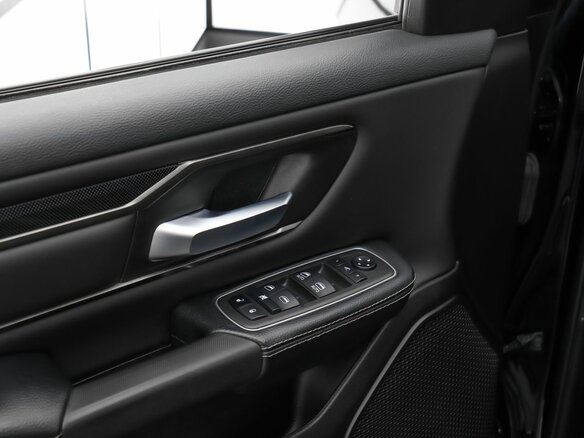 2022 Ram 1500 Crew Cab V, чёрный, 6980000 рублей - вид 17