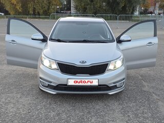 2015 Kia Rio III Рестайлинг, серебристый, 850000 рублей, вид 3