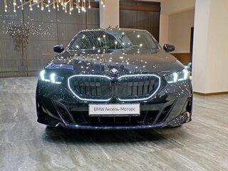 2025 BMW 5 серии 540d xDrive VIII (G60/G61/G68), синий, 14190000 рублей, вид 3
