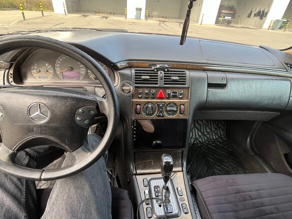 2000 Mercedes-Benz E-Класс 240 II (W210, S210) Рестайлинг, чёрный, 600000 рублей - вид 10