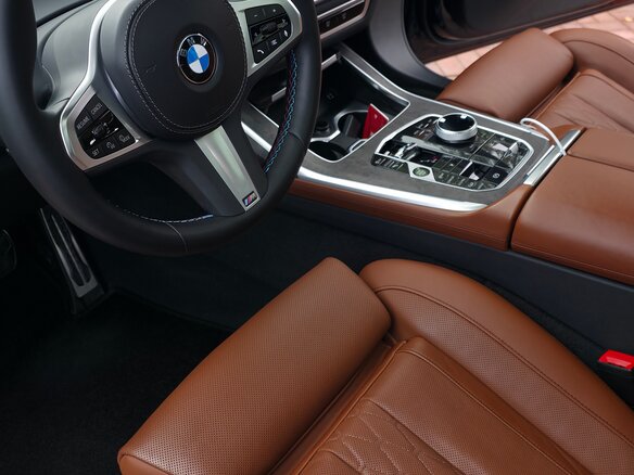 2022 BMW X7 40i I (G07) Рестайлинг, чёрный, 10500000 рублей - вид 2