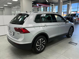 2018 Volkswagen Tiguan II, серый, 2450000 рублей, вид 4