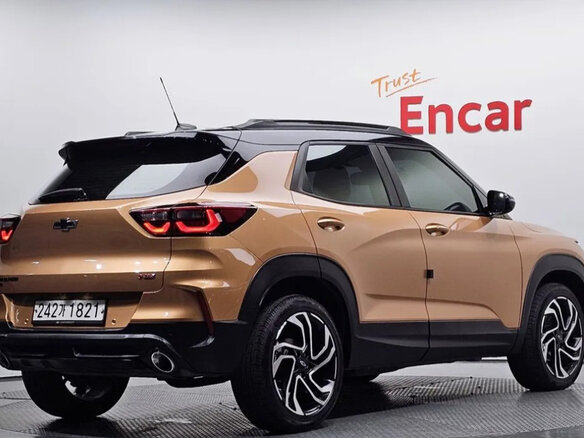 2023 Chevrolet TrailBlazer III Рестайлинг, коричневый, 1357000 рублей - вид 2
