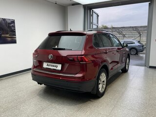 2020 Volkswagen Tiguan II Рестайлинг, красный, 2070000 рублей, вид 4