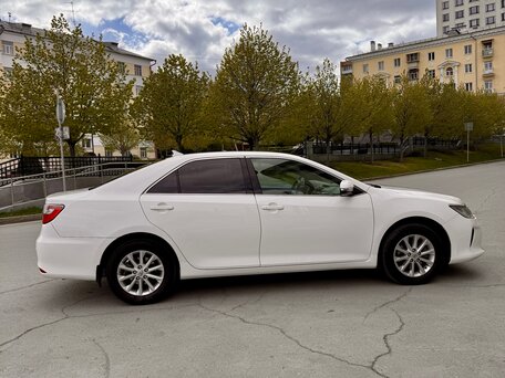 2016 Toyota Camry VII (XV50) Рестайлинг, белый, 1750000 рублей, вид 4