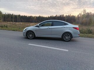 2013 Hyundai Solaris I, серебристый, 800000 рублей, вид 5