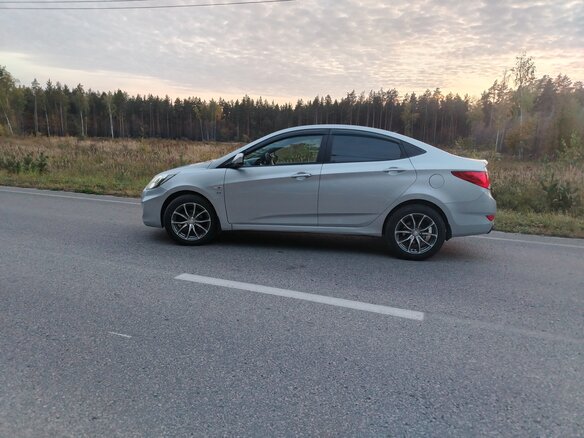 2013 Hyundai Solaris I, серебристый, 750000 рублей - вид 4