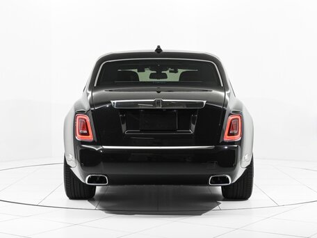 2024 Rolls-Royce Phantom VIII Рестайлинг (Series II), чёрный, 80000000 рублей, вид 4