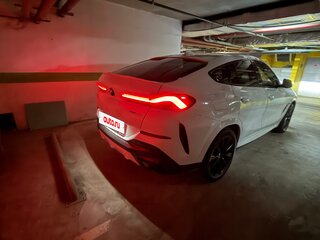 2021 BMW X6 40i III (G06), белый, 6900000 рублей, вид 2