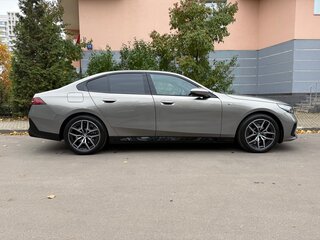 2024 BMW 5 серии 520d xDrive VIII (G60/G61/G68), серый, 9000000 рублей, вид 4