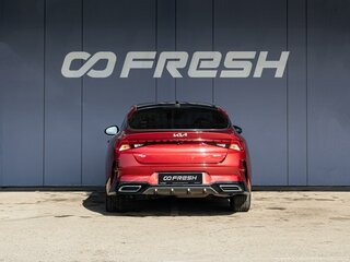 2021 Kia K5 III, красный, 2330000 рублей, вид 4