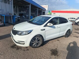 2016 Kia Rio III Рестайлинг, белый, 700000 рублей, вид 1