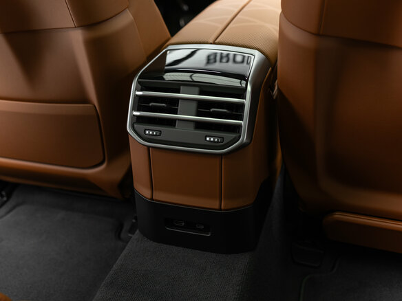 2026 BMW 7 серии 740 xDrive VII (G70) Рестайлинг, чёрный, 26290000 рублей - вид 25