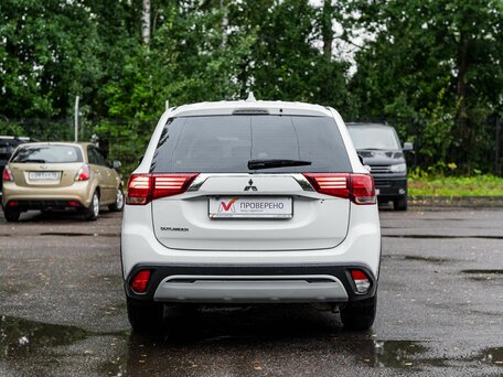 2020 Mitsubishi Outlander III Рестайлинг 3, белый, 1499000 рублей, вид 4