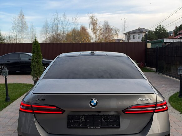 2026 BMW 5 серии 520d xDrive VIII (G60/G61/G68), серый, 9400000 рублей - вид 5