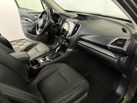 2019 Subaru Forester V, серый, 1950000 рублей - вид 9