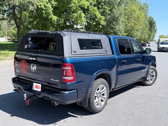 2020 Ram 1500 Crew Cab V, синий, 7200000 рублей - вид 2