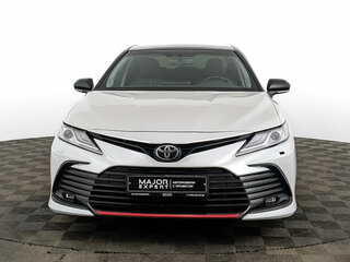 2021 Toyota Camry VIII (XV70) Рестайлинг, белый, 3035000 рублей, вид 2