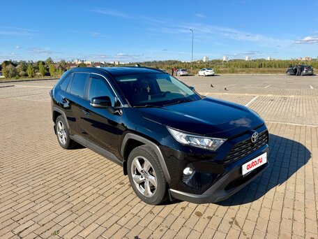 2021 Toyota RAV4 V (XA50), чёрный, 2700000 рублей, вид 3