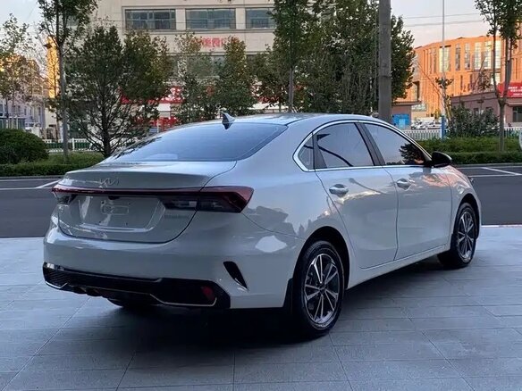 2023 Kia K3 II (China Market) Рестайлинг, белый - вид 5