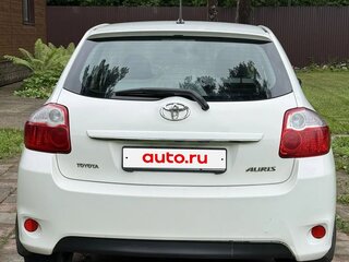 2011 Toyota Auris I Рестайлинг, белый, 870000 рублей, вид 4