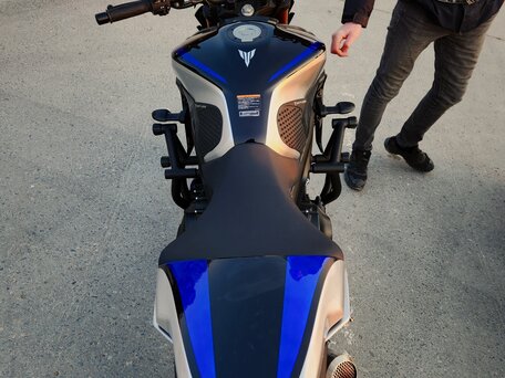 2018 Yamaha MT-09 (FZ-09), серебристый, 1200000 рублей, вид 4