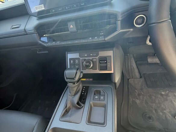2026 Toyota Hilux, серый, 7900000 рублей - вид 8