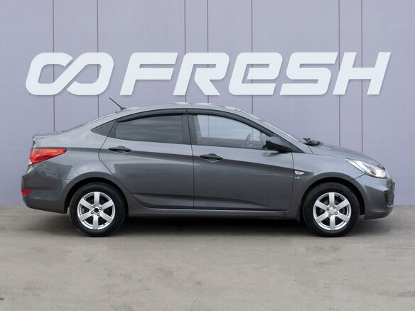 2013 Hyundai Solaris I, серый, 859000 рублей - вид 4