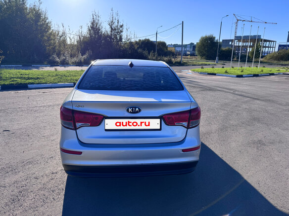 2017 Kia Rio III Рестайлинг, серебристый, 1050000 рублей - вид 4