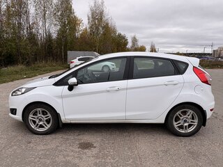 2016 Ford Fiesta Mk6 Рестайлинг, белый, 850000 рублей, вид 5