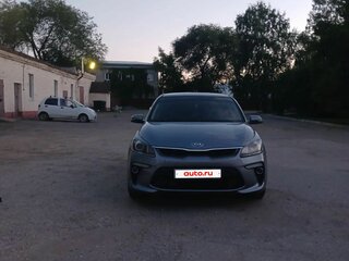 2019 Kia Rio IV, серый, 1550000 рублей, вид 2
