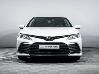 2021 Toyota Camry VIII (XV70) Рестайлинг, белый, 3450000 рублей, вид 2