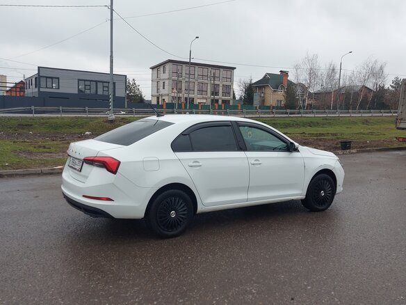 2021 Skoda Rapid II, белый, 930000 рублей - вид 2